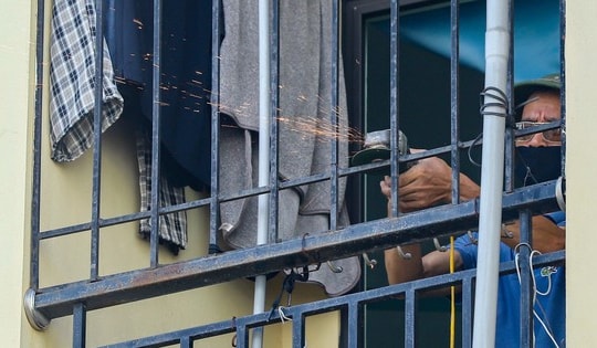 Chủ nhà trọ, chung cư mini ở Hà Nội đồng loạt thuê thợ cắt mở 'chuồng cọp', mở lối thoát hiểm thứ 2