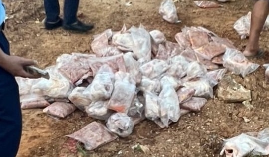 Kinh hoàng 8.800 kg chân giò lợn nhập lậu, thịt gà bốc mùi nồng nặc vẫn mang đem bán kiếm lời