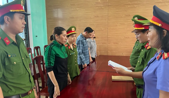 Nữ công chức kế toán xã chiếm đoạt gần 900 triệu đồng tiêu xài cá nhân