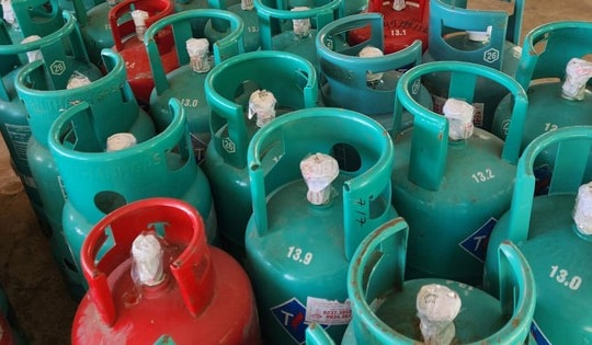 Phát hiện hàng trăm bình khí gas giả mạo nhãn hàng hóa, chủ cửa hàng không huấn luyện kỹ thuật an toàn bán trên thị trường