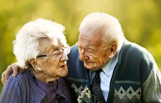 U80 chê vợ già, ước có bạn gái tuổi 23, đối phương đối đáp khiến chồng nín lặng