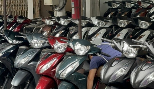 Thị trường xe máy cũ ế ẩm: Dân buôn "ngáp vặt”, lướt điện thoại đợi khách