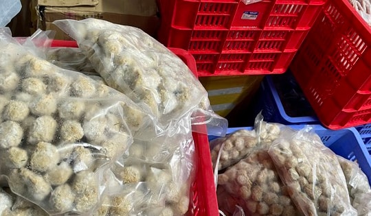 Hàng trăm gói sụn lợn, dồi sụn, nem lụi, lõi vai bò ốc hương không rõ nguồn gốc được tiểu thương bày bán công khai