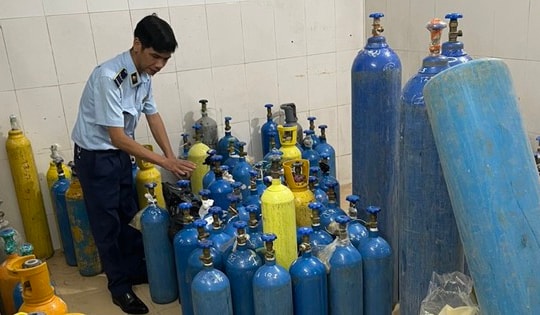 Giữa lòng Thủ đô, tiểu thương lén lút san chiết hàng trăm bình khí cười để trả đơn đặt hàng