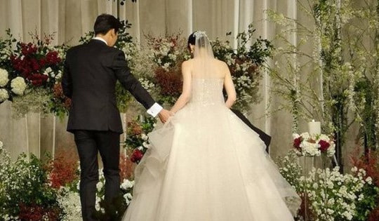 Chú rể mặt buồn rầu cúi gằm mặt suốt hôn lễ khiến nhiều người nghi bị ép cưới, cô dâu nói lý do mới ngỡ ngàng