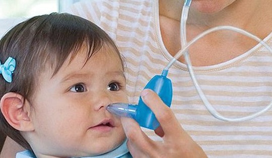 Bé 2 tuổi nguy kịch do thuốc nhỏ mũi, chuyên gia chỉ rõ nguy hiểm rình rập khi tự ý dùng thuốc nhỏ mũi cho trẻ