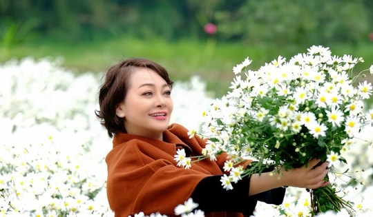 Nghệ sĩ Trà My ngẫu hứng bên vườn cúc họa mi ở Hải Dương