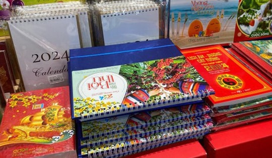 Thị trường lịch Tết 2024: Đa dạng, độc đáo trên ‘chợ’ online