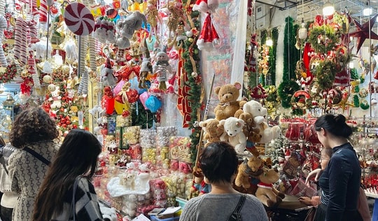 Thị trường Giáng sinh 2024 tấp nập trên mạng, nhộn nhịp trên phố