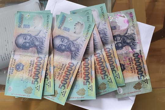 Tiền giả là gì? Giao nộp tiền giả ở đâu?