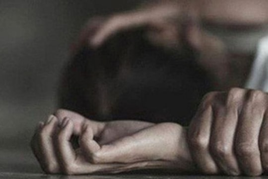 8 thanh thiếu niên chuốc say thiếu nữ 16 tuổi rồi giở trò đồi bại