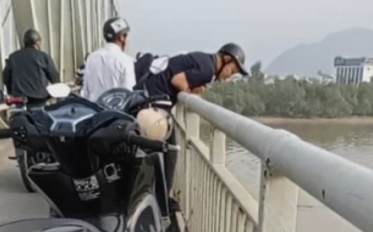 Nam sinh lớp 11 nhảy cầu Bến Thủy, không ai dám xuống cứu