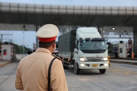 Công dân có quyền giám sát cảnh sát giao thông như thế nào?