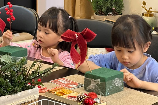 Cô giáo mở workshop trang trí Giáng sinh ở chung cư