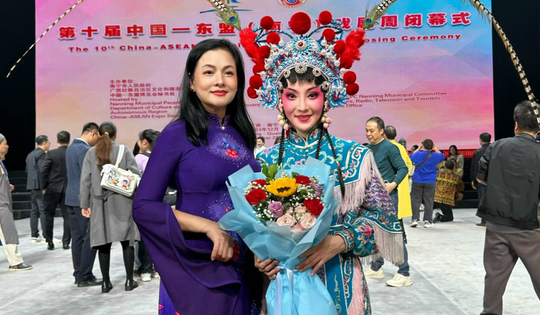 NSND Thu Quế diện áo dài của NTK Bích Liên dự liên hoan sân khấu Trung Quốc - ASEAN