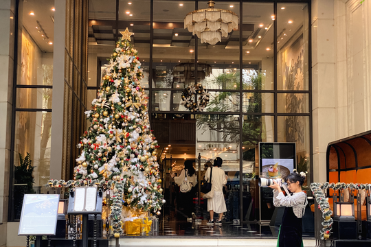 [Phóng sự ảnh]: Không khí Giáng sinh đã rộn ràng khắp phố phường Hà Nội