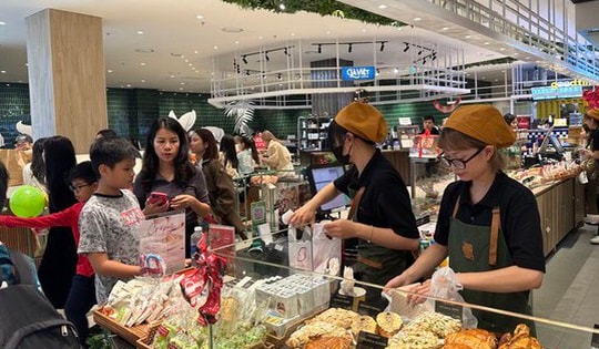 Noel sớm: Hàng ăn uống nườm nượp, khu mua sắm vắng tanh