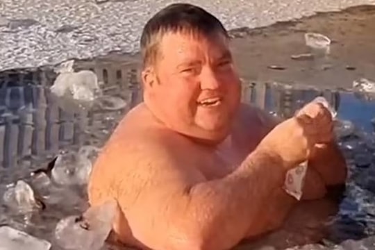 Người đàn ông tắm nước lạnh cóng giữa mùa đông mỗi ngày