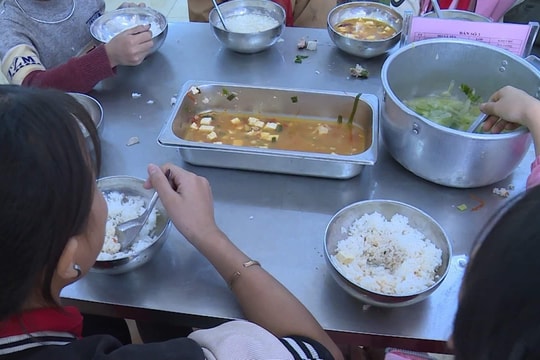 Vụ 11 học sinh bán trú ăn 2 gói mì tôm chan cơm: Mức hỗ trợ tiền ăn bán trú, hỗ trợ gạo thế nào?