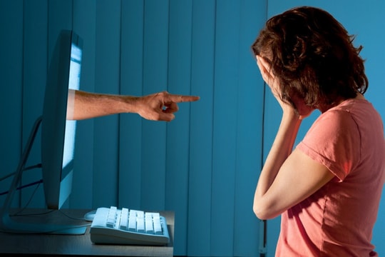 Phỉ báng là gì? Hành vi phỉ báng, xúc phạm người khác bị xử lý thế nào?