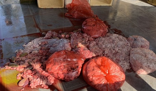 Hơn 3 tấn nội tạng động vật bốc mùi nồng nặc, tiểu thương vẫn vận chuyển tiêu thụ