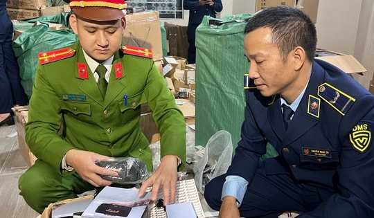 'Đột kích' kho hàng giả nhãn hiệu loa, tai nghe Marshall nằm khuất sâu trong ngõ nhỏ Hà Nội