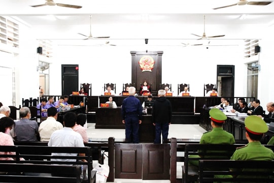 Xét xử cựu Chủ tịch UBND, Phó Chủ tịch UBND tỉnh, Giám đốc Sở Kế hoạch Đầu tư, Sở Tài nguyên và Môi trường