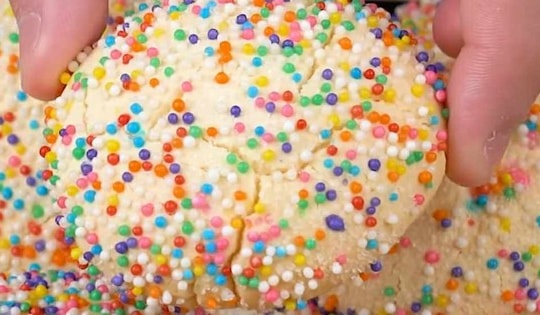 Làm bánh theo cách dưới đây, nguyên liệu chính chỉ cần sữa đặc, bột bắp mà thơm ngon hết ý cho dịp Noel, năm mới