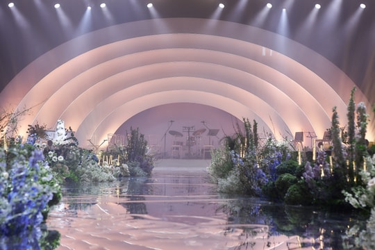 Không gian cưới của Diễm My 9X mô phỏng dòng sông tình yêu