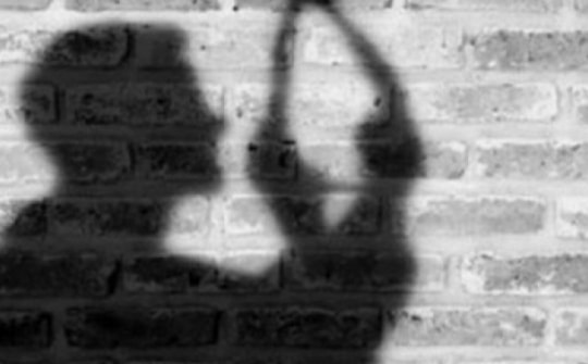 Người đàn ông tử vong trong tư thế treo cổ tại nhà cha dượng