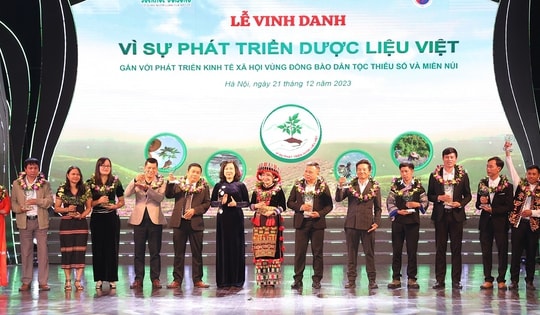 Lễ Vinh danh Vì sự phát triển dược liệu Việt
