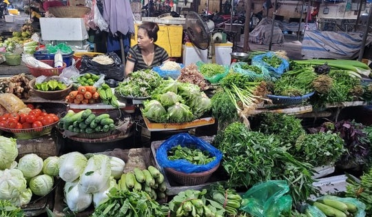 Năm 2024, từng bó rau, lạng thịt ở chợ dân sinh sẽ được kiểm soát ATTP tại chỗ như thế nào?