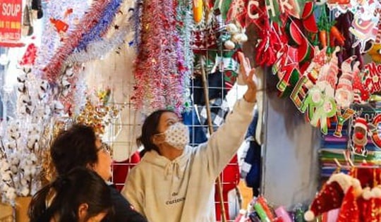 Khách xem nhiều hơn mua, thị trường đồ trang trí Giáng sinh ở Hà Nội 'cảm lạnh'