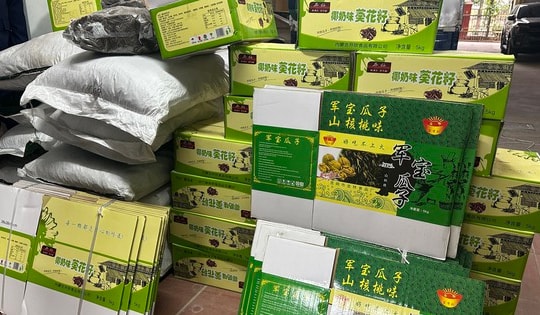 'Tóm gọn' nhiều thùng hướng dương nhập lậu 'suýt' được biến hoá thành hàng sản xuất tại Việt Nam