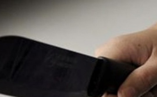 Mâu thuẫn về việc sử dụng điện thoại, vợ đâm chồng tử vong