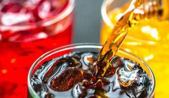 Hàng trăm thùng nước giải khát hết hạn 'suýt' đến tay người dùng