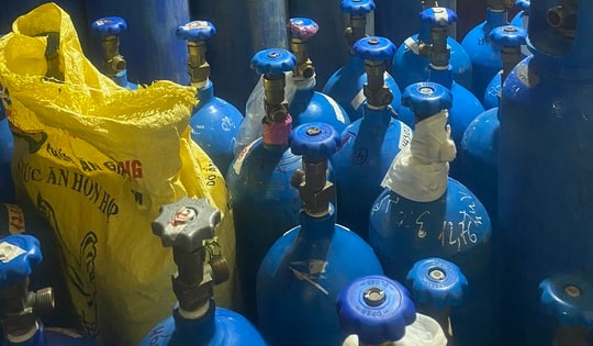 Hà Nội: 2 kho chứa bình khí cười bị phát hiện trong cùng 1 ngày