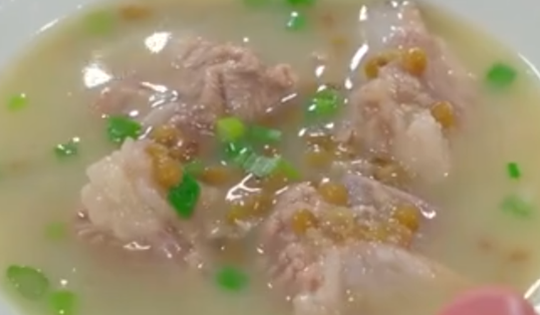 Sườn non và đậu xanh mang nấu kiểu này được món canh đậm đà lại bổ dưỡng trong mùa đông