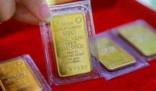 Giá vàng hôm nay 26/12: Xuyên phá đỉnh lịch sử, người mua vàng lãi gấp đôi gửi tiết kiệm ngân hàng