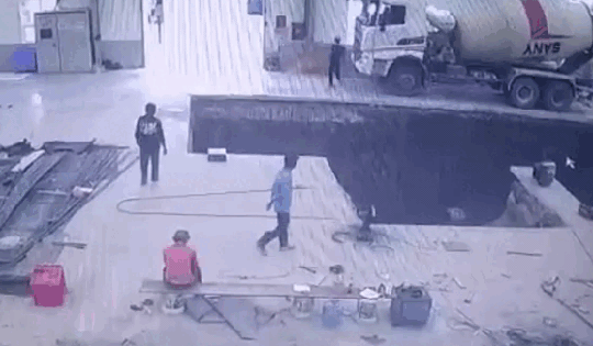 Video: Hoảng hồn cảnh xe bồn trộn bê tông rơi xuống hố sâu, tài xế thoát nạn trong gang tấc