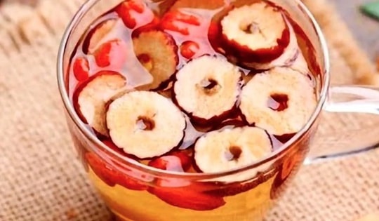 Mùa đông nên ăn táo đỏ theo cách này còn tốt hơn thuốc bổ, nhất là với người mắc bệnh tim mạch và bệnh xương khớp!