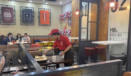 Giới trẻ 'rủ nhau' tìm việc làm thêm cuối năm