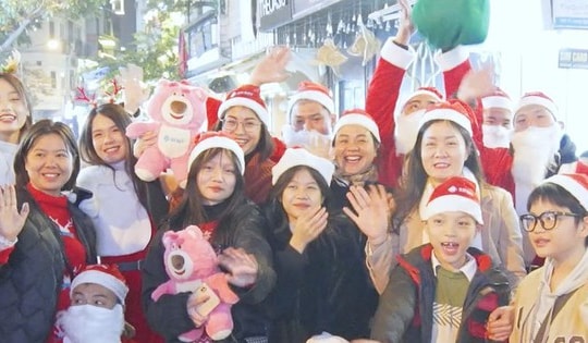 Nhiều ấn tượng đẹp với du khách trong đêm Giáng sinh tại Hà Nội