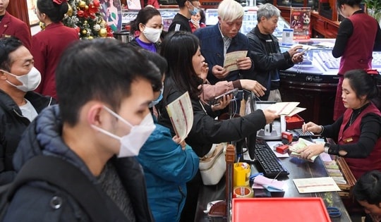 Chen nhau mua bán vàng khi giá biến động dữ dội