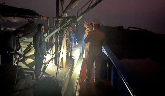 Bắt quả tang tàu khai thác cát trái phép lúc rạng sáng