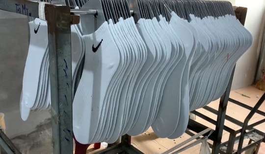 Xưởng sản xuất chỉ vài phút ra đời tất 'Nike', 'Adidas' tại huyện Đông Anh