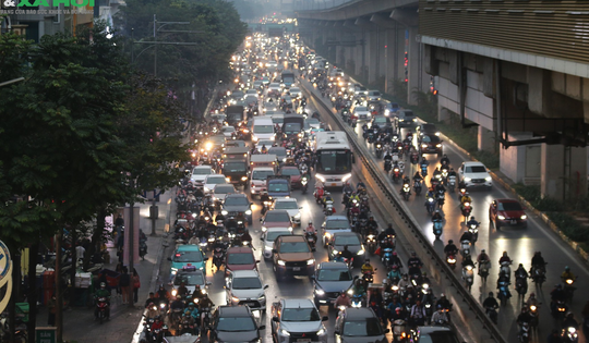 Cận cảnh người dân về quê, nhiều tuyến phố tại Thủ đô chật cứng