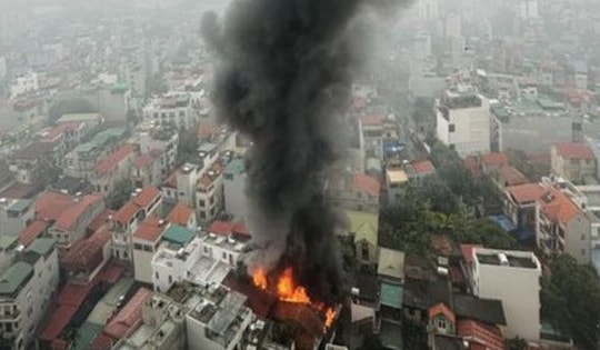 Cháy lớn tại nhà dân ở Long Biên, cột khói bốc cao hàng chục mét