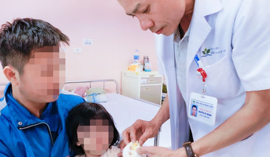 Bé gái 30 tháng tuổi bị đứt gân tay do ngã vào máy lọc nước