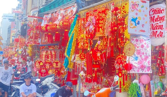 Phố bán đồ trang trí Tết vắng chưa từng thấy!